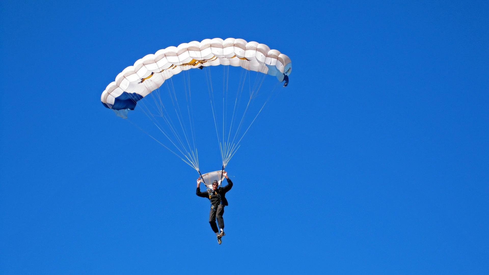 铁闸与子弹的哲学，阿坎吉的窒息统治，如何让瑞典钝刀切开几内亚？